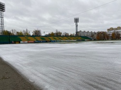 На стадионе «Труд» в Архангельске начали заливать лед